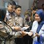 Wali Kota Eva Dwiana Salurkan Bantuan Uang Tunai dan Program Umrah