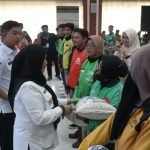 Wali Eva Dwiana Salurkan Bantuan Ramadan untuk Pengemudi Ojol
