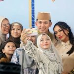 Tanpa Sekat di Hari Raya, Egi-Zita Salami Warga Satu per Satu di Lamban Rakyat